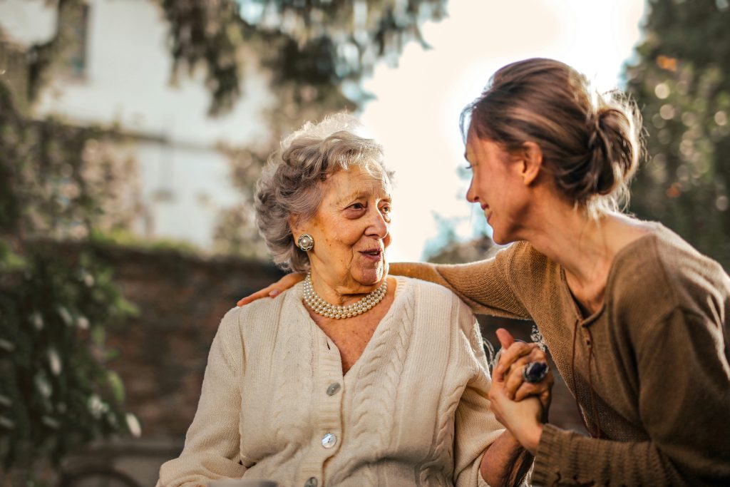 Nieta y abuela ríen en la naturaleza